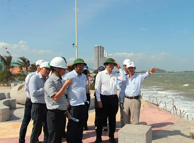 Phó chủ tịch tỉnh Ninh Thuận kiểm tra thực địa và chỉ đạo khắc phục sạt lỡ bờ biển sau phản ánh của Dân Việt - Ảnh 2.