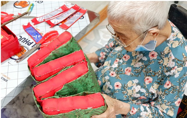 Cụ bà hơn 100 tuổi ở xứ Huế miệt mài giữ nghề may gối cung đình  - Ảnh 2.