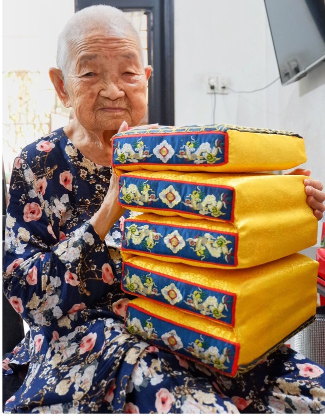 Cụ bà hơn 100 tuổi ở xứ Huế miệt mài giữ nghề may gối cung đình  - Ảnh 4.