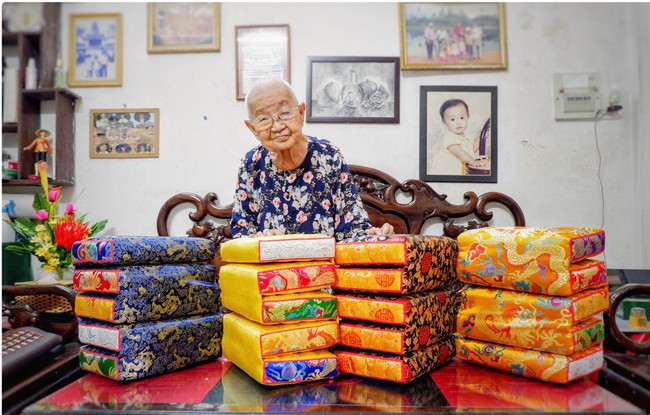 Cụ bà hơn 100 tuổi ở xứ Huế miệt mài giữ nghề may gối cung đình  - Ảnh 3.