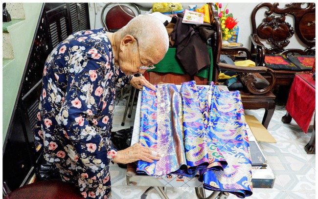 Cụ bà hơn 100 tuổi ở xứ Huế miệt mài giữ nghề may gối cung đình  - Ảnh 1.