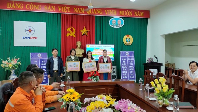 Điện lực Thừa Thiên Huế tổ chức tập huấn, phổ biến các quy định pháp luật về an toàn giao thông - Ảnh 6.