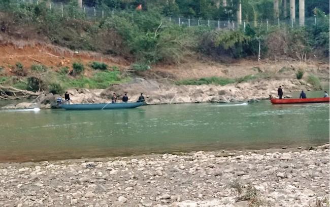 Lào Cai: Nỗ lực tìm kiếm 2 nạn nhân mất tích khi bơi qua sông Hồng - Ảnh 1.