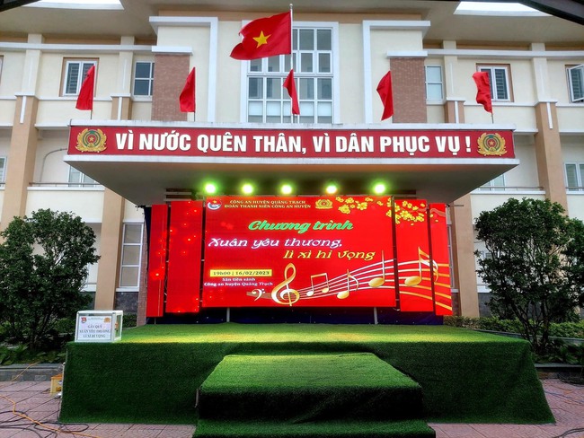 Công an huyện Quảng Trạch (Quảng Bình) cùng mạnh thường quân hỗ trợ gần 100 triệu đồng cho học sinh khó khăn - Ảnh 1.