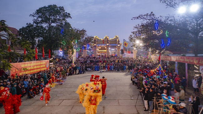 Du khách đổ về ngôi làng nổi tiếng ở TT-Huế xem lễ hội cầu ngư  - Ảnh 1.