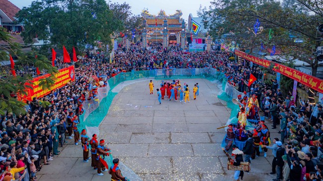 Du khách đổ về ngôi làng nổi tiếng ở TT-Huế xem lễ hội cầu ngư  - Ảnh 9.