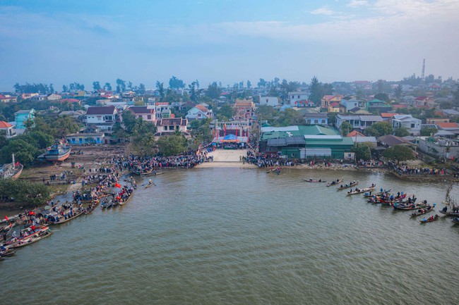 Du khách đổ về ngôi làng nổi tiếng ở TT-Huế xem lễ hội cầu ngư  - Ảnh 8.