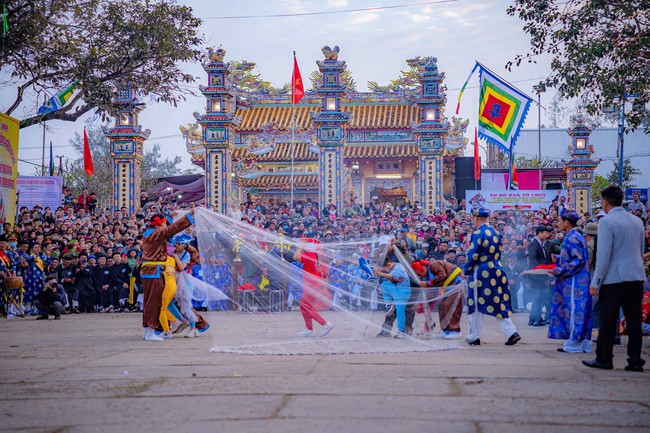 Du khách đổ về ngôi làng nổi tiếng ở TT-Huế xem lễ hội cầu ngư  - Ảnh 4.