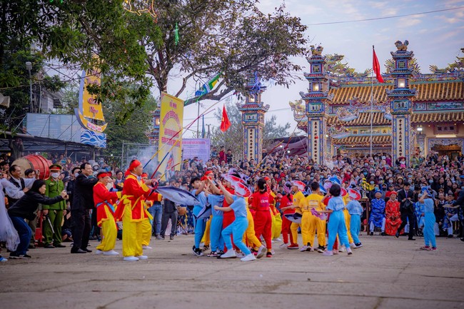 Du khách đổ về ngôi làng nổi tiếng ở TT-Huế xem lễ hội cầu ngư  - Ảnh 3.