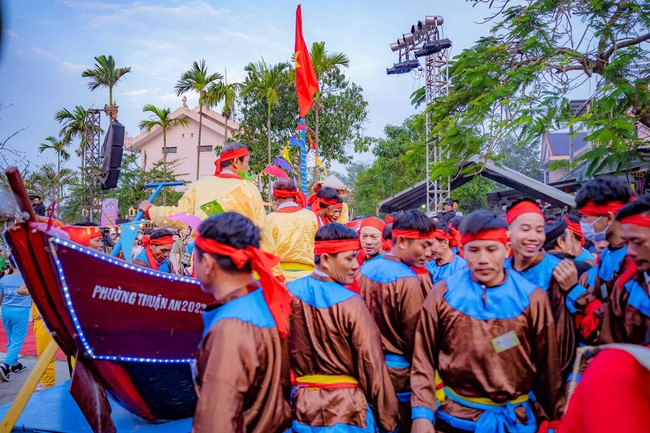 Du khách đổ về ngôi làng nổi tiếng ở TT-Huế xem lễ hội cầu ngư  - Ảnh 10.