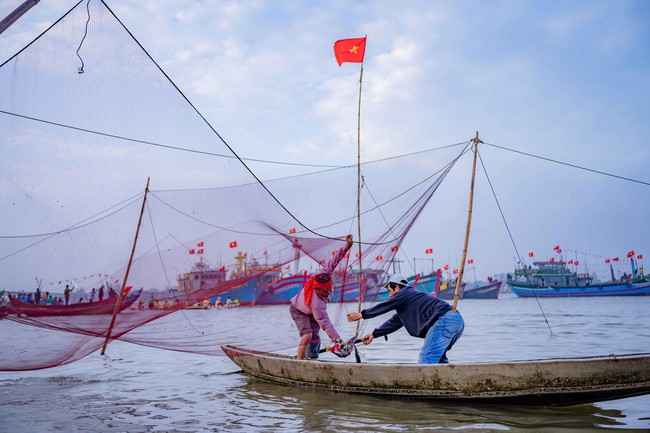 Du khách đổ về ngôi làng nổi tiếng ở TT-Huế xem lễ hội cầu ngư  - Ảnh 3.