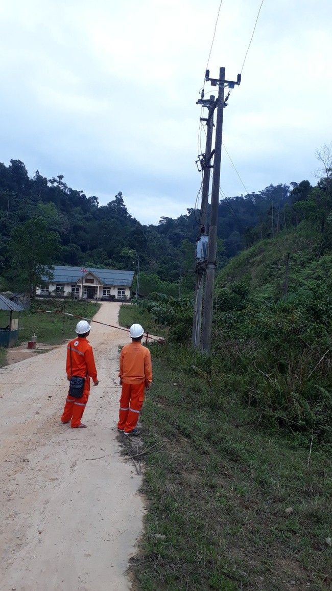 Điện lực Thừa Thiên Huế: Hỗ trợ kiểm tra và xử lý sự cố điện tại Sở Hải quan biên giới Ka Lô (Lào) - Ảnh 3.