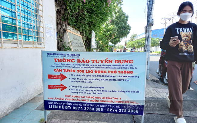 Lao động trẻ tìm việc lao động phổ thông tại KCN Đồng An, TP.Thuận An. Ảnh: Trần Khánh