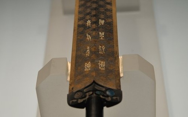 Khai quật mộ cổ, kinh ngạc thấy kiếm “bất tử” của Việt Vương Câu Tiễn - Ảnh 4.