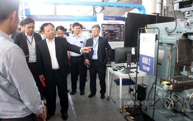 Ông Nguyễn Văn Hùng - Chủ tịch HĐQT Becamex IDC (thứ 3, trái sang) giới thiệu công nghệ số của Trường Đại học Quốc tế miền Đông. Ảnh: Nguyên Vỹ