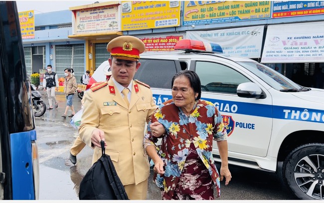 Thủ tướng Phạm Minh Chính khen ngợi nỗ lực của lực lượng CSGT trong đảm bảo trật tự an toàn giao thông - Ảnh 2.