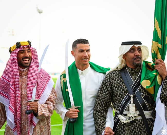 Ronaldo mang gươm trong ngày lễ trọng đại tại Saudi Arabia - Ảnh 1.
