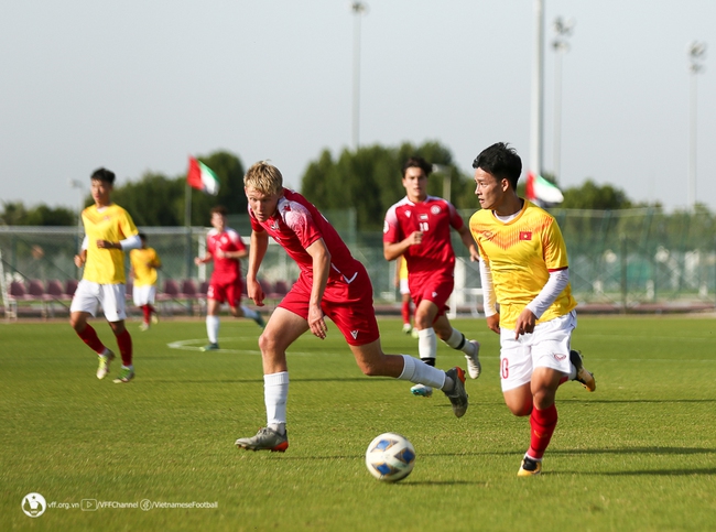 Bỏ lỡ cả tá cơ hội, U20 Việt Nam thua Dubai City FC 0-1 - Ảnh 1.