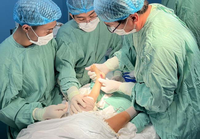 Bệnh viện T.Ư Huế phẫu thuật thành công cho bệnh nhi mắc bệnh lý bàn chân khoèo hai bên  - Ảnh 2.