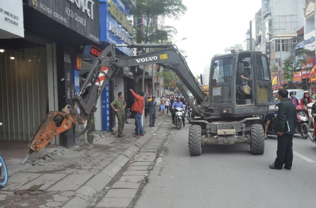 Hà Nội từng rầm rộ ra quân, quyết đòi lại vỉa hè cho người đi bộ như thế nào? - Ảnh 1.