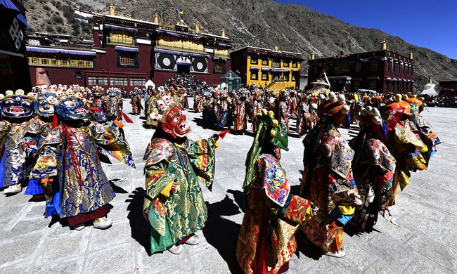 Tấp nập du khách trải nghiệm Lễ hội mùa Xuân Tây Tạng nơi “nóc nhà thế giới” - Ảnh 2.