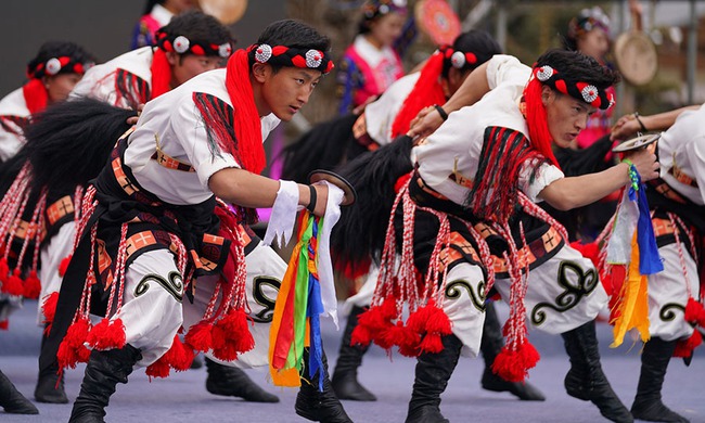 Tấp nập du khách trải nghiệm Lễ hội mùa Xuân Tây Tạng nơi “nóc nhà thế giới” - Ảnh 4.