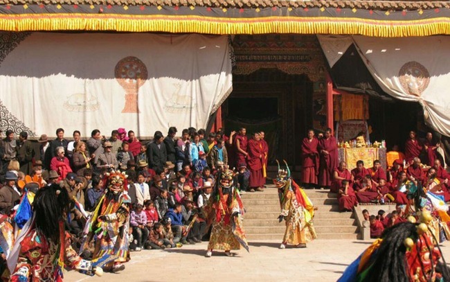 Tấp nập du khách trải nghiệm Lễ hội mùa Xuân Tây Tạng nơi “nóc nhà thế giới” - Ảnh 7.