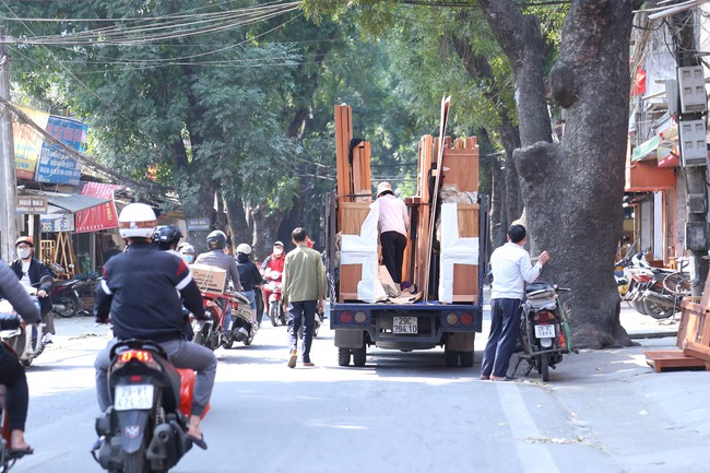 Người dân chiếm dụng vỉa hè đường Đê La Thành (Hà Nội) mở &quot;công xưởng&quot; gỗ, sắt thép - Ảnh 3.