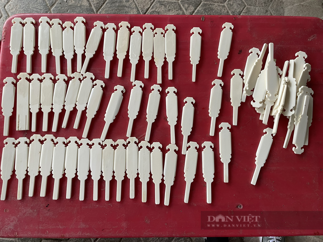 Nghệ nhân xứ Huế gần 50 năm chế tác đồ chơi xưa từ xương bò, hàng tiêu thụ quanh năm  - Ảnh 3.