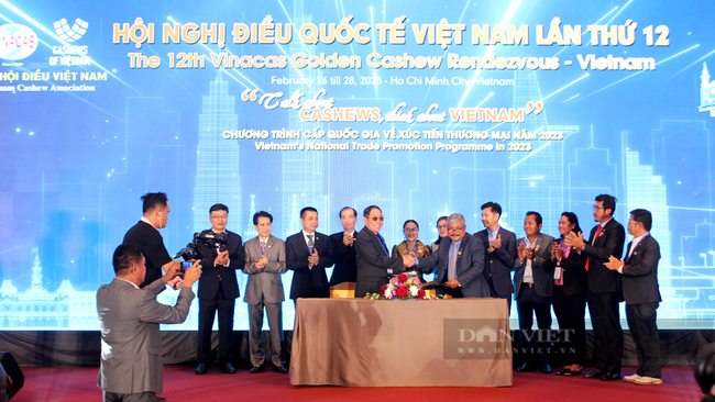 Lễ ký kết biên bản hợp tác giữa Hiệp hội Điều Việt Nam và Hiệp hội điều Campuchia. Ảnh: Nguyên Vỹ