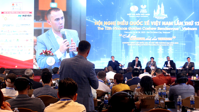 Các đại biểu thảo luận về tình hình xuất khẩu điều nhân tại Hội nghị điều Quốc tế Việt Nam lần thứ 12. Ảnh: Nguyên Vỹ