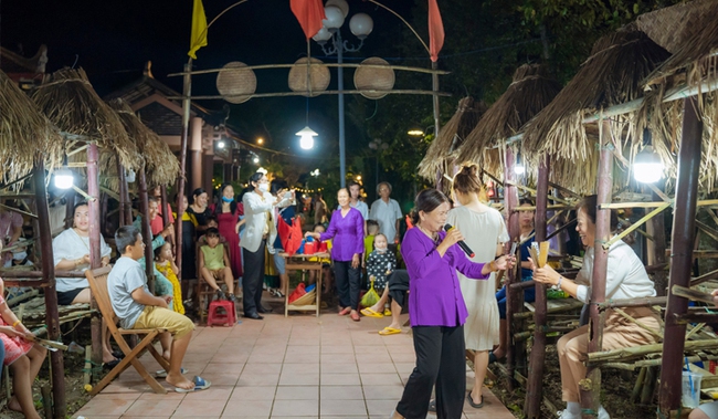 Du khách thỏa sức ăn đặc sản đồng quê, trải nghiệm trò chơi dân gian tại chợ đêm cầu ngói Thanh Toàn - Ảnh 2.