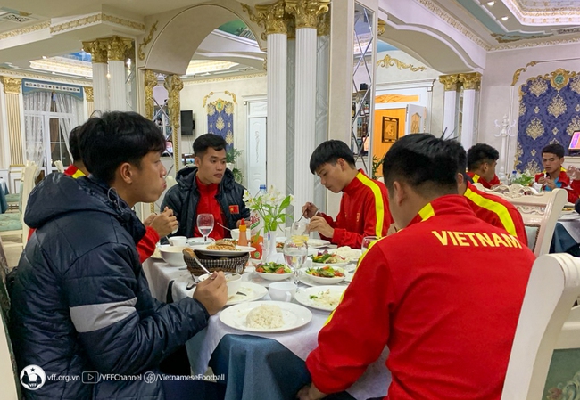 Đặt chân tới Uzbekistan, U20 Việt Nam đối mặt thách thức... -5 độ - Ảnh 4.