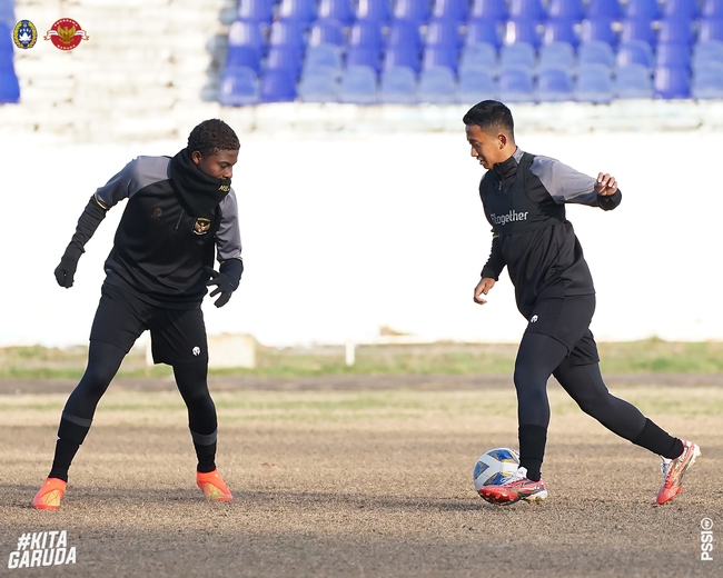 HLV Shin Tae-yong nổi giận vì U20 Indonesia phải tập trên sân... tệ hại - Ảnh 1.