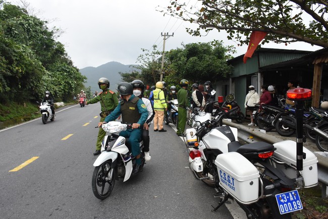 Xử phạt hơn 70 trường hợp đi xe máy vi phạm giao thông trên đèo Hải Vân - Ảnh 1.