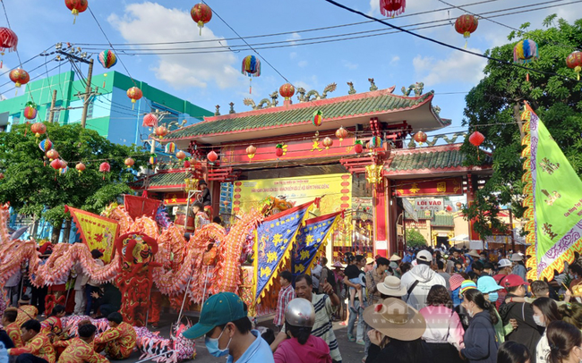 Lễ hội chùa Bà Bình Dương vào Rằm tháng giêng hàng năm, mà điểm nhấn là Lễ hội Miếu Bà Thiên Hậu Thánh Mẫu ở TP.Thủ Dầu Một là một trong những dịp lễ hội lớn, thu hút hàng chục ngàn lượt khách thập phương tham gia. Ảnh: Nguyên Vỹ