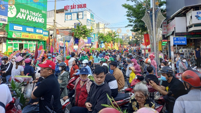 Sau 3 năm chờ đợi, hàng ngàn người đội nắng “vây kín” Thủ Dầu Một cung nghinh thánh giá Thiên Hậu Thánh Mẫu - Ảnh 2.