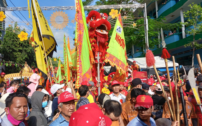 Sau 3 năm chờ đợi, hàng ngàn người đội nắng “vây kín” Thủ Dầu Một cung nghinh thánh giá Thiên Hậu Thánh Mẫu - Ảnh 6.