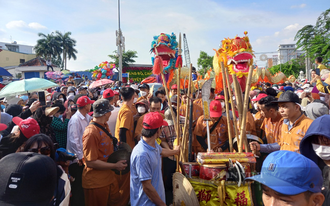 Sau 3 năm chờ đợi, hàng ngàn người đội nắng “vây kín” Thủ Dầu Một cung nghinh thánh giá Thiên Hậu Thánh Mẫu - Ảnh 5.