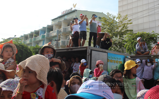 Sau 3 năm chờ đợi, hàng ngàn người đội nắng “vây kín” Thủ Dầu Một cung nghinh thánh giá Thiên Hậu Thánh Mẫu - Ảnh 9.