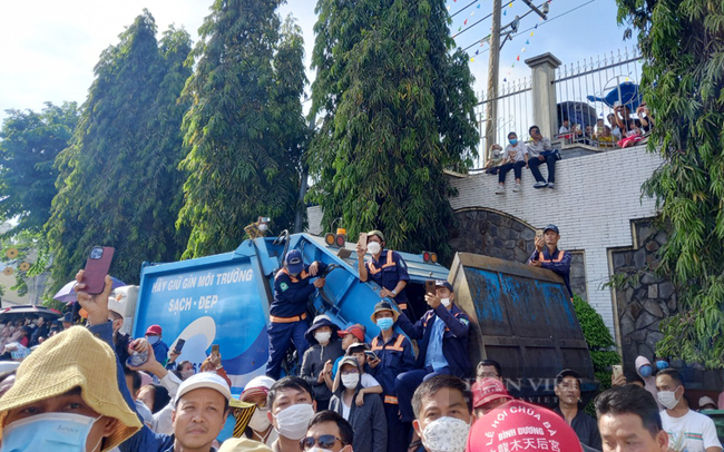 Sau 3 năm chờ đợi, hàng ngàn người đội nắng “vây kín” Thủ Dầu Một cung nghinh thánh giá Thiên Hậu Thánh Mẫu - Ảnh 8.