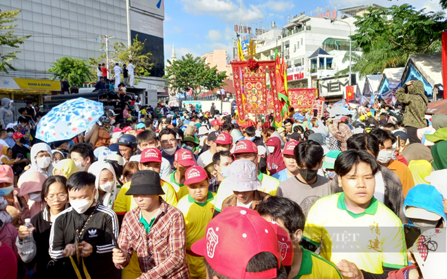 Sau 3 năm chờ đợi, hàng ngàn người đội nắng “vây kín” Thủ Dầu Một cung nghinh thánh giá Thiên Hậu Thánh Mẫu - Ảnh 11.