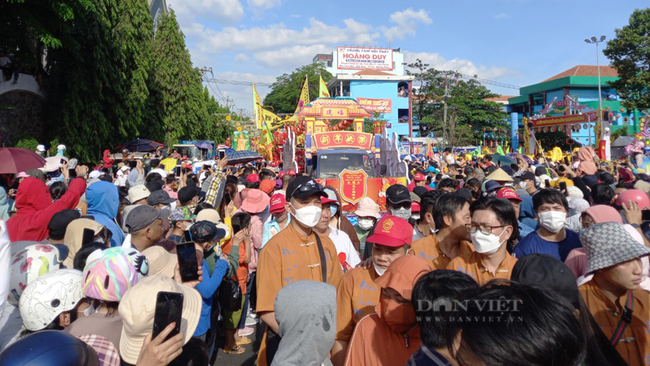 Sau 3 năm chờ đợi, hàng ngàn người đội nắng “vây kín” Thủ Dầu Một cung nghinh thánh giá Thiên Hậu Thánh Mẫu - Ảnh 10.