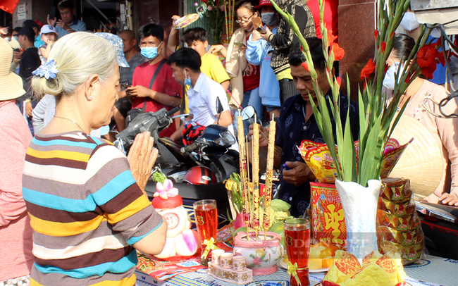 Sau 3 năm chờ đợi, hàng ngàn người đội nắng “vây kín” Thủ Dầu Một cung nghinh thánh giá Thiên Hậu Thánh Mẫu - Ảnh 16.