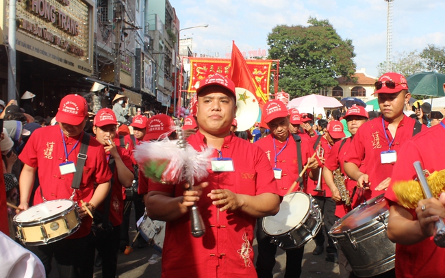 Lễ hội miếu Bà Bình Dương đón hàng ngàn người cung nghinh thánh giá Thiên Hậu Thánh Mẫu - Ảnh 7.