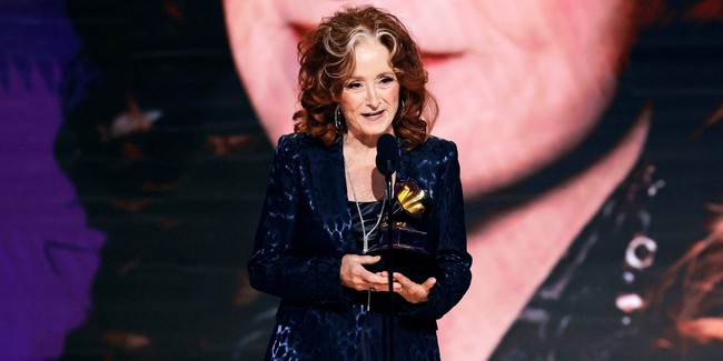 Portrait of the 73-year-old female singer surpassing Adele and Beyoncé at Grammy 65 - Photo 2.