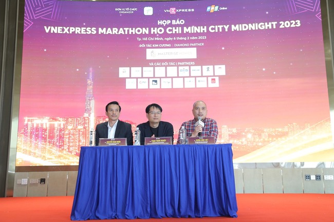 Độc đáo giải chạy VnExpress Marathon Ho Chi Minh Midnight 2023 - Ảnh 1.