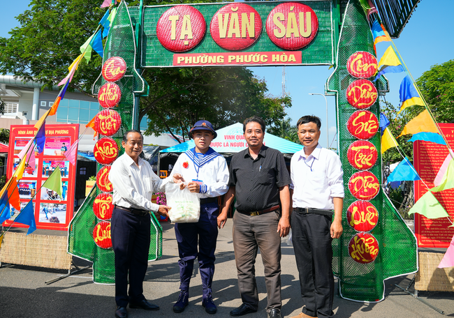Bà Rịa - Vũng Tàu: Nông dân Nguyễn Văn Nhiệm tặng 2.200 bịch sữa chua cho tân binh và bộ đội tại địa phương - Ảnh 1.