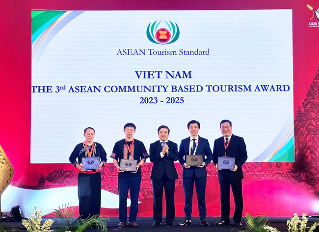 Bản Sin Suối Hồ vinh dự đạt Giải thưởng Du lịch ASEAN 2023 - Ảnh 1.