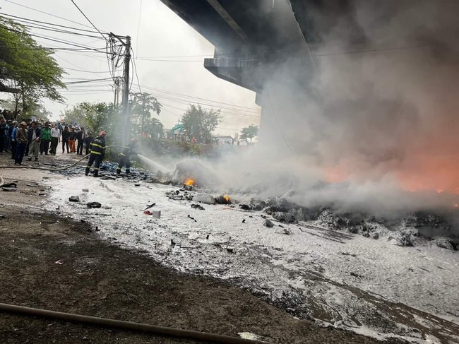 Hà Nội: Cháy bãi phế liệu, ngọn lửa bao trùm một góc cầu Thăng Long - Ảnh 2.